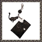 お座り猫の本革カードケース／ボタニカルエンボス