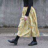 【特価・即納】淡く柔らかな色合い ボタニカル ロングスカート（スモーキーイエロー）
