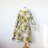 コーデュロイ　大きな花柄のゆったりワンピース