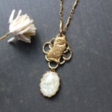 猫さんといつも一緒。雲のようなヴィンテージ・ガラスカボションの真鍮クラシカル・ペンダント・ネックレス