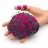 マルチカラーのニット膨れジャカードがま口