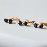 ブラックダイヤモンドの原石ミニピアス 天然石 鉱物 ダイアモンド (No.2692)の画像