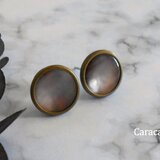 ニュアンスカラーボタンのピアスの画像