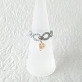 ～ゆらゆら～ タティングレース（シルバーラメ）とバロックパール（ホワイト）のスイングリング ❄ いずみ屋