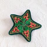 クリスマスの星型刺繍ブローチ