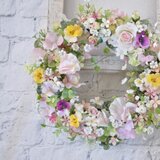 ピンクのスイトピー　ちいさなパンジーと小花のリース