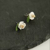 タティングレース×ビーズ　椿ピアス　白