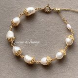 ゴールドの花座付き淡水パールのブレスレット
