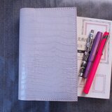 本革新書サイズ　ぶ厚くてＯＫ　グレイッシュ系エクリュ色クロコ柄　手縫い手帳カバー　ブックカバーのコピーのコピーの画像