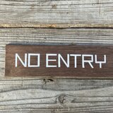 signpainterが描いた　「NO ENTRY」　手描きの木doorプレート　③の画像