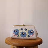 ナチュラルリネン　青い花刺繍　ポーチL