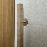 栗の木　六角形の手摺り　真鍮金具付き　ちょうなはつり仕上げ　長さ60cmの画像