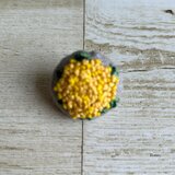 ころんとかわいい手刺繍ミモザブーケのブローチ　リネン　ミモザ