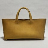 【在庫品・即納可能】イタリア製牛革のしっかり横長トートバッグ（イエロー・Mサイズ）の画像