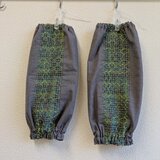 刺し子アームカバー　７－イ　　グレーのコットン生地　グリーン系の段染め糸で紫陽花模様の画像
