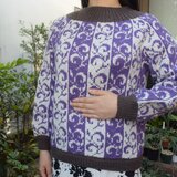 縦蔦柄のパープルセーター