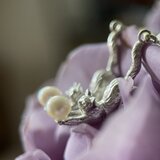 パールで遊ぶネコの冒険者ピアス(ピンククオーツこんぺいとうカット)の画像