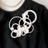 白い紙アートブローチ(特大サイズ)　大人のシンプルサークルアクセサリーの画像