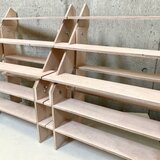 イベントディスプレイ 什器　ひな段スリム 5段/背面3段/50幅/普通合板〈上質材〉　商品陳列棚 店舗什器の画像