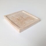 ハムスターの餌入れ ふちの浅い陶器のお皿（スクエア型豆皿）の画像