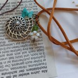 アンモナイトと天然石の合成革紐のロングネックレス