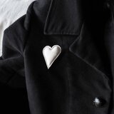 <即納>ハート形レザーブローチ3h/白hoso/本革/カンガルー革/heart3h_wの画像