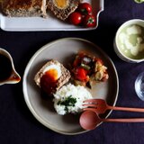 カフェオレ色の円形フラット皿の画像
