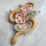 桜流水へびのブローチの画像
