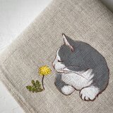 受注制作『蒲公英と猫』手描きコットンリネンハンカチ 杢グレー ベージ 小さめサイズ ハチワレ猫 グレー猫 たんぽぽの画像