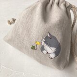 受注制作『蒲公英と猫』手描きリネン巾着サンドベージュ ハチワレ猫 グレー猫 たんぽぽ