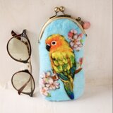 コガネメキシコインコと桜の羊毛フェルトがま口