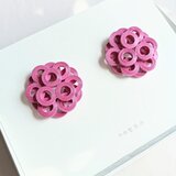 大ぶり紙アートサークルピアス(イヤリング)　辛口ピンク・個性的な大人のアクセ　金属アレルギー対応可の画像