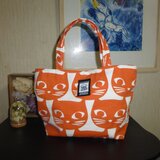 オレンジの猫のトートバッグの画像