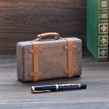 木製のレトロな旅行カバンのような万年筆ケースの画像