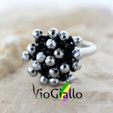 ヘマタイトとオニキスの花リングの画像