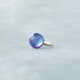 虹色のラピスラズリのイヤーカフ ホワイトシェル × クォーツ 12月誕生石 重ね付け 青の画像