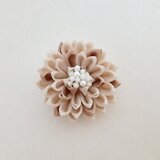 小さいダリアのブローチ　コサージュ　つまみ細工　ベージュ×シャンパンゴールドの画像