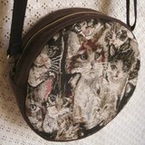 【猫づくし】ポシェットと木彫りのブローチの画像