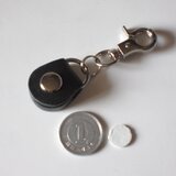 ■YKKapシールキー用ホルダー：黒■革部分 約Ｗ20ｘＤ12.5（ボタン含）ｘＨ22.5の画像