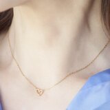 ハートとジルコニアが輝く 槌目仕上げの華奢なネックレス／サージカルステンレスの画像