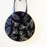 ※送料無料　クリーミー糸ボタニカル刺繍の丸いかばんの画像