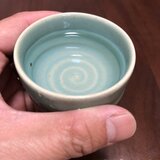 陶器製酒器涼しげなアイスブルーがお洒落、容量50ml程度で飲みきりサイズがちょうど良い。かわいいお猪口の画像