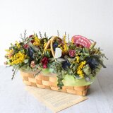 母の日遅れてごめんね企画・10％OFFになります。メッセージプレート付き・スクエアバスケットアレンジ（大き目サイズ）の画像