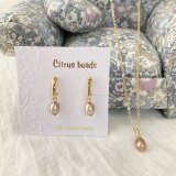 シャンパンゴールドカラーの淡水パールのネックレス／とろけるイヤリングのセットアクセサリーの画像