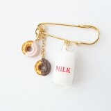 瓶入り牛乳とドーナツのブローチの画像