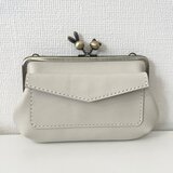 ＊ショルダーベルト（長さ調節可能・合皮製）のおまけ付き＊ 防水レザーのネコ玉ウサ玉がまぐちポーチの画像