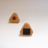 木と革でできた おむすび/おにぎり ピンバッチの画像