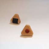 木と革でできた おむすび/おにぎり ピンバッチ　梅verの画像