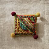 カラフル刺繍のポンポン四角ブローチ　黄緑ベースの画像
