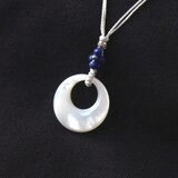 White Moon Pendant（シェル×ラピスラズリ）の画像